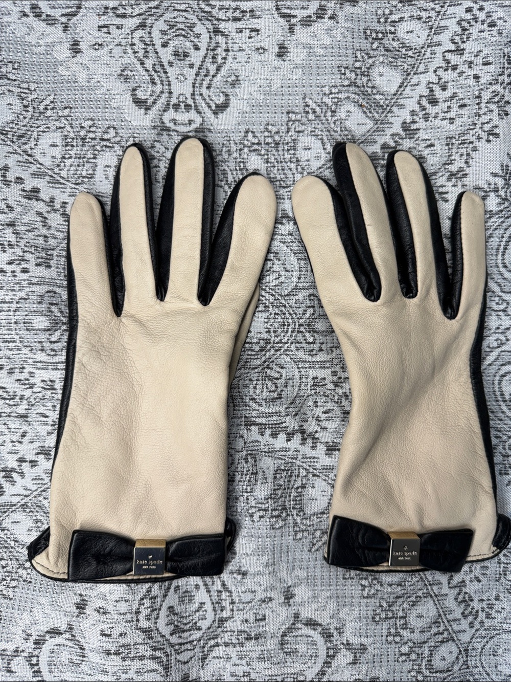 kate spade Two-Tone Leather Sheepskin Leather Gloves in Cream and Black - 7.5